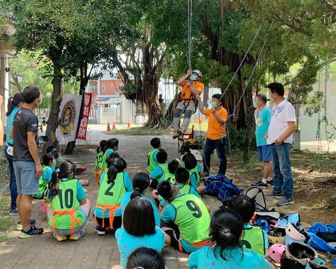 嘉義縣教育展望協會與嘉義諸羅繩隊合作，將反毒拒毒設計為闖關遊戲，並結合繩結探索教育供師生體驗。（讀者提供∕呂妍庭嘉義傳真）