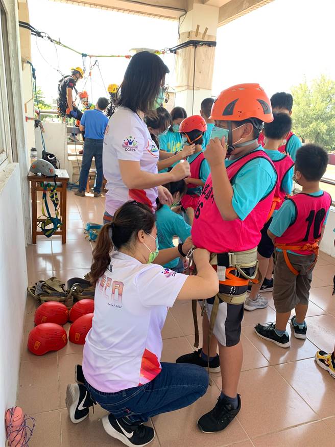 嘉義縣教育展望協會與嘉義諸羅繩隊合作，將反毒拒毒設計為闖關遊戲，並結合繩結探索教育供師生體驗。（讀者提供∕呂妍庭嘉義傳真）