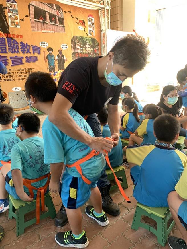 嘉義縣教育展望協會與嘉義諸羅繩隊合作，將反毒拒毒設計為闖關遊戲，並結合繩結探索教育供師生體驗。（讀者提供∕呂妍庭嘉義傳真）