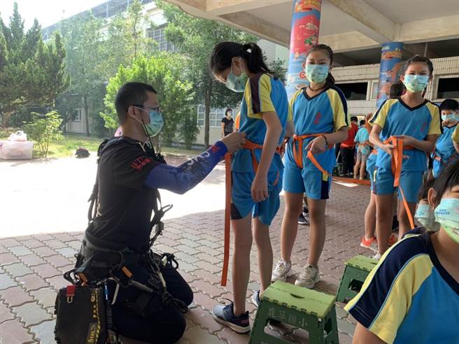 嘉義縣教育展望協會與嘉義諸羅繩隊合作，將反毒拒毒設計為闖關遊戲，並結合繩結探索教育供師生體驗。（讀者提供∕呂妍庭嘉義傳真）