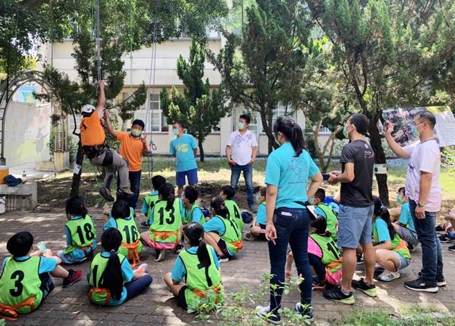 嘉義縣教育展望協會與嘉義諸羅繩隊合作，將反毒拒毒設計為闖關遊戲，並結合繩結探索教育供師生體驗。（讀者提供∕呂妍庭嘉義傳真）