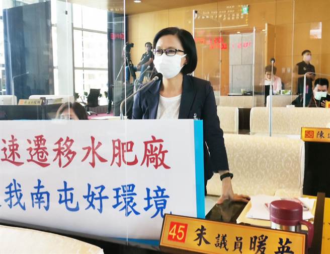 市议员朱暖英抨击说，南屯民眾很可怜，有文山垃圾焚化厂及南屯水肥厂，这两个设施都是民眾的痛点，环保局不能再视而未见。（陈世宗摄）