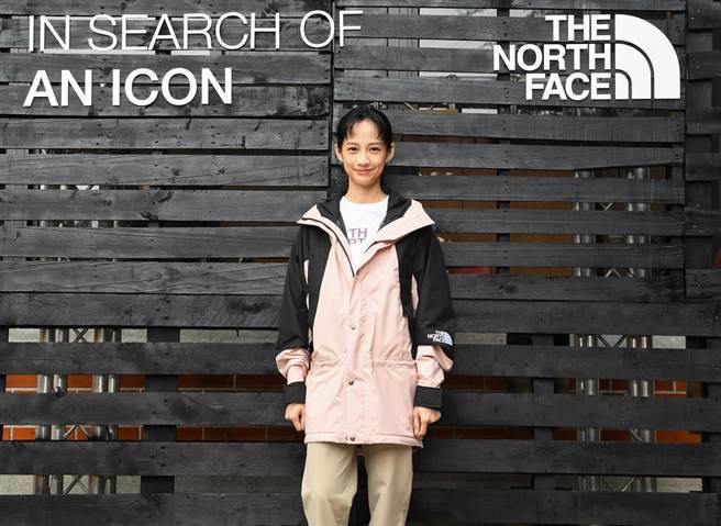简嫚书以品牌好友身份，穿搭The North Face本季玫瑰色外套，1万1800元。（The North Face提供）