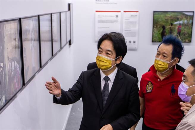 副总统赖清德（左）与画廊协会理事长张逸群参观马格兰通讯社展区。（ART TAIPEI提供）