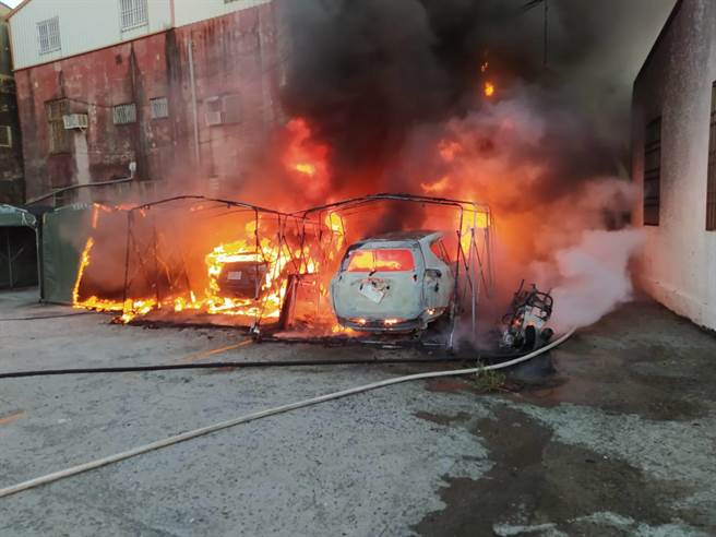 台南市六甲区传出火烧车火灾，2辆汽车、1辆机车遭烧毁，差点波及民宅。（读者提供／刘秀芬台南传真）