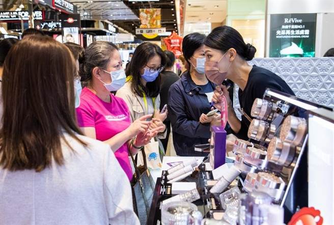 新光三越台北信義新天地周慶顧客回流，化妝品區買氣熱絡。（石智中攝）
