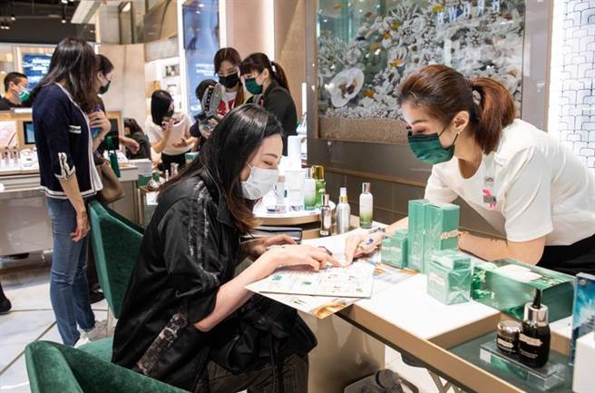 新光三越台北信義新天地周慶顧客回流，化妝品區買氣熱絡。（石智中攝）
