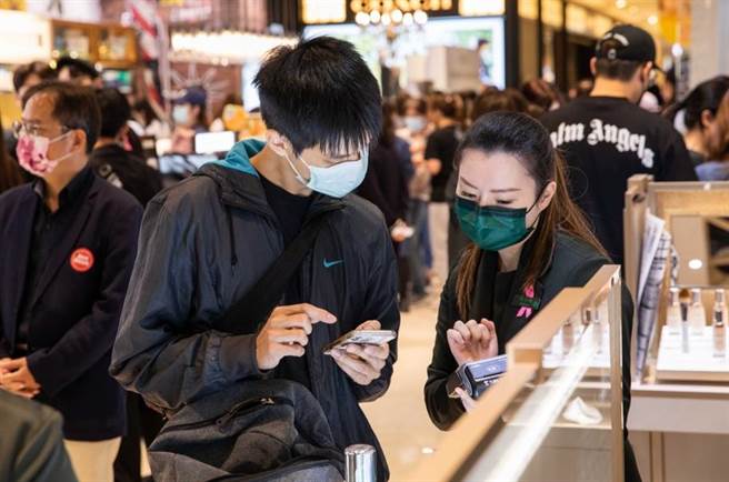 新光三越台北信義新天地周慶顧客回流，化妝品區買氣熱絡。（石智中攝）