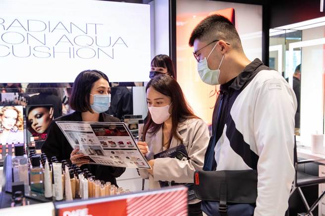 新光三越台北信義新天地周慶顧客回流，化妝品區買氣熱絡。（石智中攝）