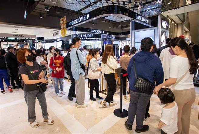 新光三越台北信義新天地周慶顧客回流，化妝品區買氣熱絡。（石智中攝）