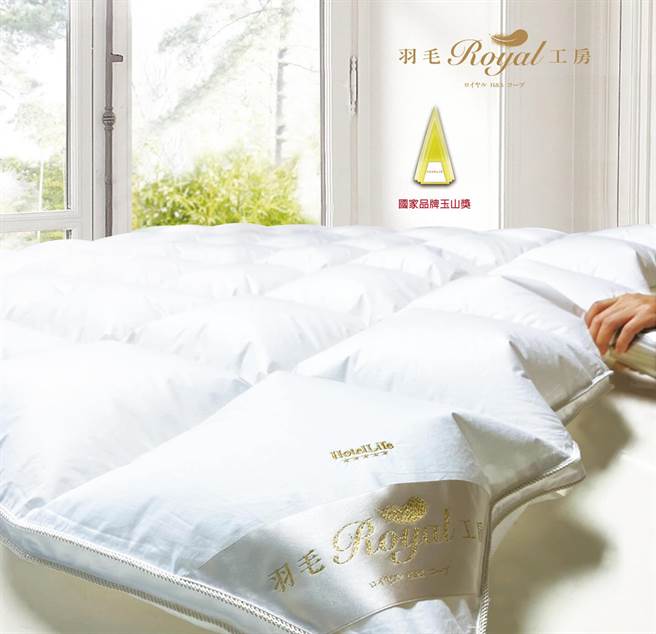 新光三越台北信義新天地皇室羽毛工房五星羽絨冬被，原價1萬6800元、特價3999元。（新光三越提供）