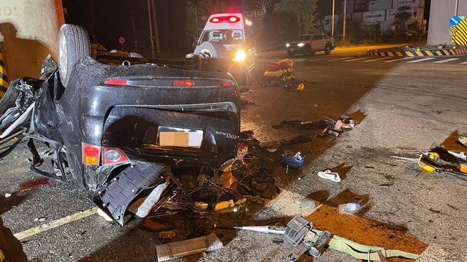 清水区西滨桥下今天晚上发生自撞事件，致车上6人受伤事件。（台中市消防局提供）