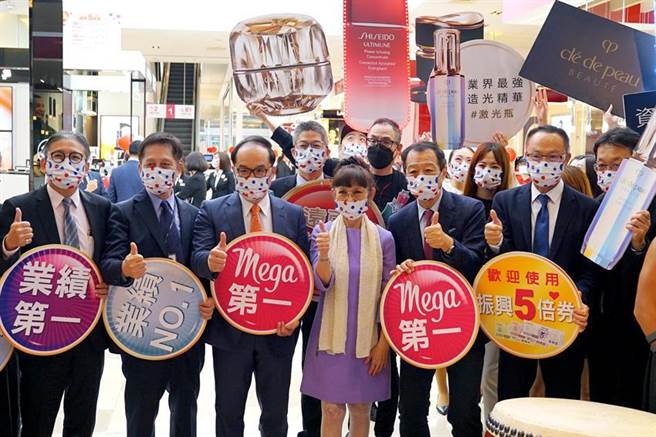 远百总经理徐雪芳一早即率团队陆续于板桥、台北信义店等巡店。（图／远百提供）
