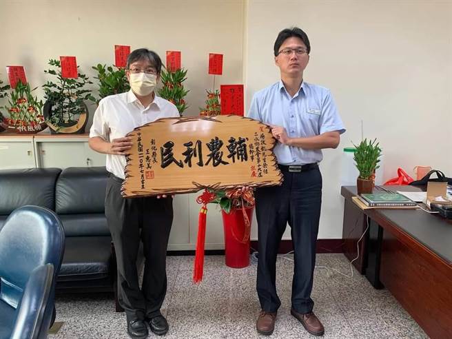 彰化二水乡农会总干事杨政凯（右）上任不到三个月，惊传请辞。（摘自农业处脸书／谢琼云彰化传真）