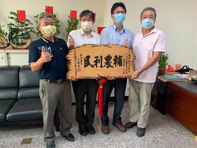 二水乡农会总干事杨政凯（右二）上任不到三个月，惊传请辞！今年8月彰化县农业处长邱奕志（左）还亲自前往致赠贺匾，恭贺他就任新任总干事。（摘自农业处脸书／谢琼云彰化传真）