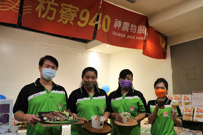 屏东枋寮乡在业者协助下从8间增至百间商家数位转型成功，并进驻百货公司开设「枋寮940神农物产馆」推广农特产。（谢佳潾摄）