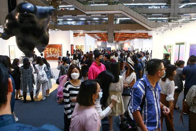 ART TAIPEI 2021 台北国际艺术博览会21日盛大开幕，随着疫情渐趋好转，第一天VIP预览日就挤满了许多爱好艺术活动的民眾及藏家进场欣赏。（邓博仁摄）
