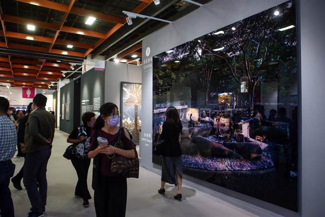 ART TAIPEI 2021 台北国际艺术博览会21日盛大开幕，随着疫情渐趋好转，第一天VIP预览日就挤满了许多爱好艺术活动的民眾及藏家进场欣赏。（邓博仁摄）
