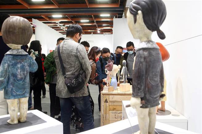 ART TAIPEI 2021 台北国际艺术博览会21日盛大开幕，随着疫情渐趋好转，第一天VIP预览日就挤满了许多爱好艺术活动的民眾及藏家进场欣赏。（邓博仁摄）
