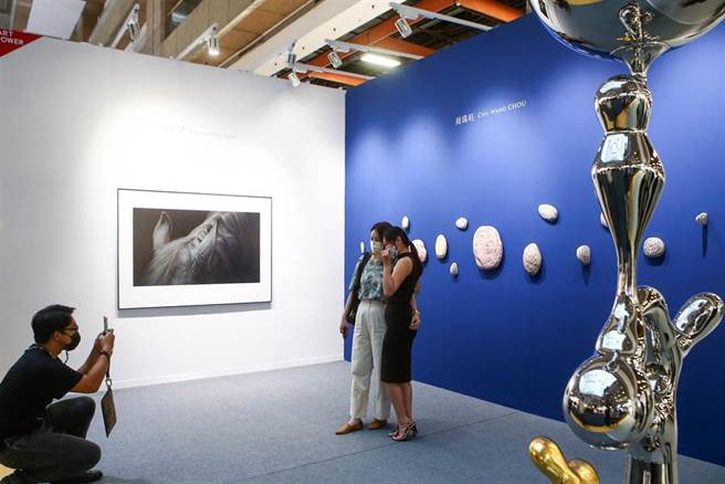 ART TAIPEI 2021 台北国际艺术博览会21日盛大开幕，随着疫情渐趋好转，第一天VIP预览日就挤满了许多爱好艺术活动的民眾及藏家进场欣赏。（邓博仁摄）
