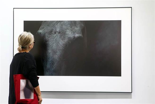 ART TAIPEI 2021 台北国际艺术博览会21日盛大开幕，随着疫情渐趋好转，第一天VIP预览日就挤满了许多爱好艺术活动的民眾及藏家进场欣赏。（邓博仁摄）
