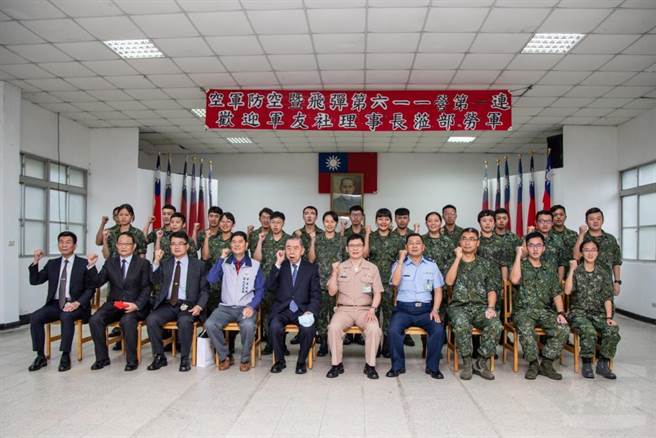 军友社理事长李栋梁慰问北部天弓飞弹连，并与官兵合影留念。军闻社提供