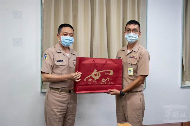 海军司令刘志斌上将（左）代表国防部长邱国正颁赠官兵慰问品。军闻社提供