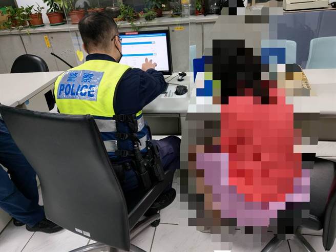 新北市林口警分局拦阻诈骗。（林口警分局提供）