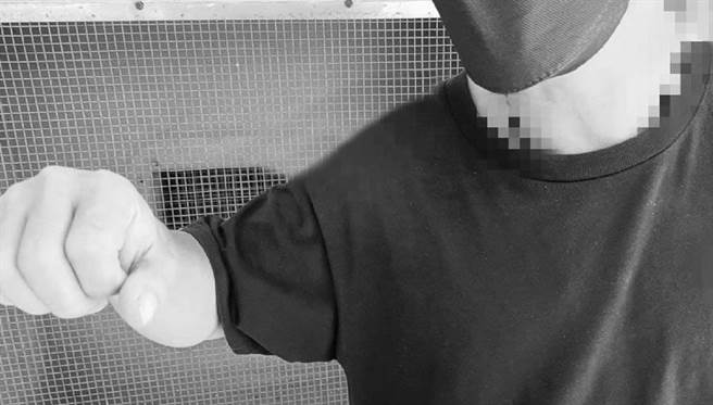 陈先生指控，今年三月时城中城最后几片防火门遭游民切走变卖，主委兼管理员李太明涉嫌坐视不管。（袁庭尧摄）