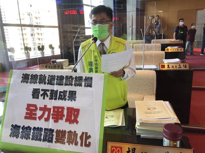 楊典忠說，台中海線鐵路長期以來都是單軌雙向運行，火車想要多開幾班都沒辦法，海線鐵路沙鹿站清水站只有8班次。(陳世宗攝)