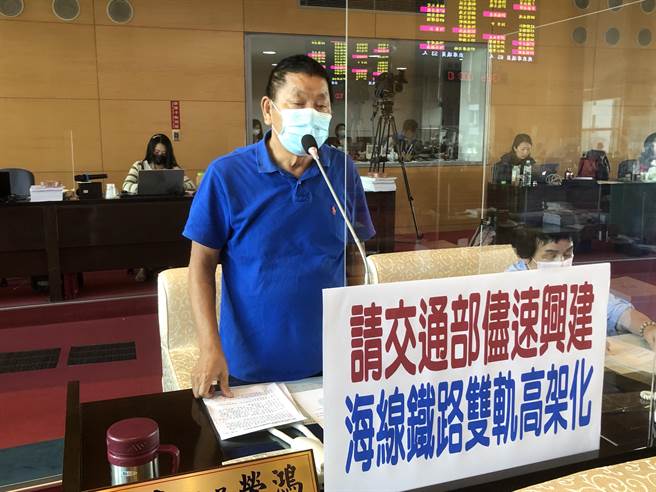 李榮鴻指出，前市長林佳龍後來還當了交通部長，也沒有幫台中人爭取，中央不該把海線民眾當傻瓜。(陳世宗攝)