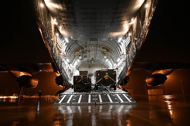 在B-1B抵达前，美军以C-17A运输机先将一批保障物资运抵迪戈加西亚基地。（图／USAF）