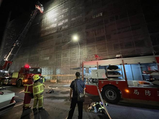 雲林縣莿桐鄉中正路75號農會公寓大樓的8樓民宅今晚（21日）晚間8點多發生火警，雲林縣消防局繃緊神經出動各式消防車輛8輛、消防人員19人及3輛救護車搶救。（雲林縣消防局提供）