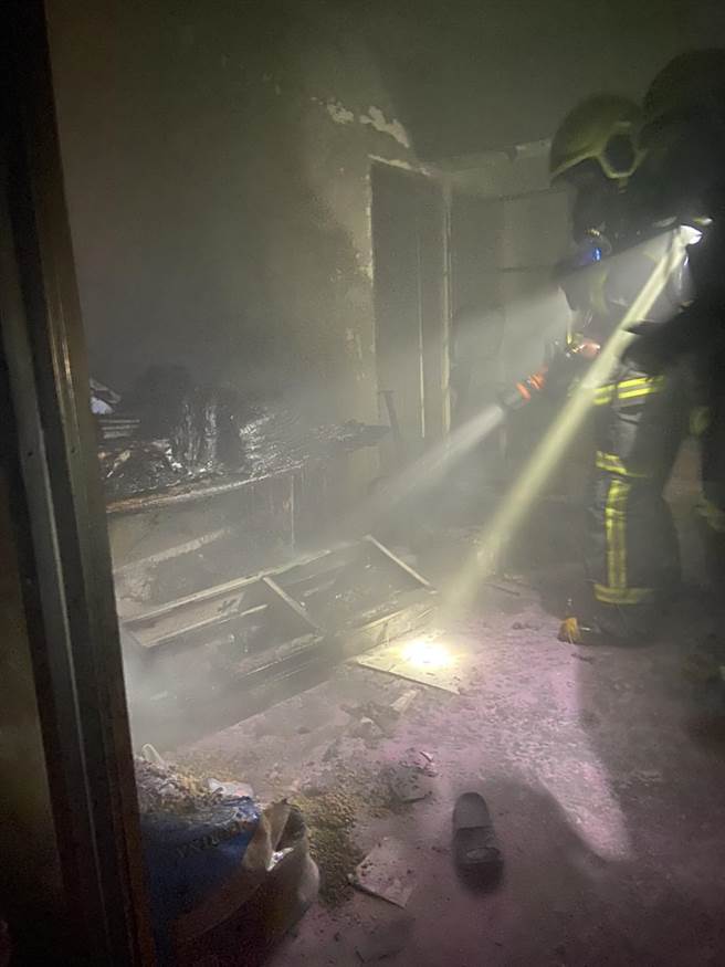 消防人員8點35分到達現場，現場大樓外牆正進行拉皮而布滿網狀物，從外觀未見明顯火煙，也未見有人員受困，但仍布線進入8樓查看，噴水撲滅客廳的火源，在8號之8發現一名61歲女性受困，用雲梯車救下樓。（雲林縣消防局提供）