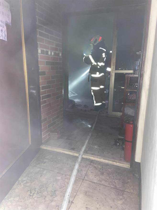 消防人員8點35分到達現場，現場大樓外牆正進行拉皮而布滿網狀物，從外觀未見明顯火煙，也未見有人員受困，但仍布線進入8樓查看，噴水撲滅客廳的火源，在8號之8發現一名61歲女性受困，用雲梯車救下樓。（雲林縣消防局提供）