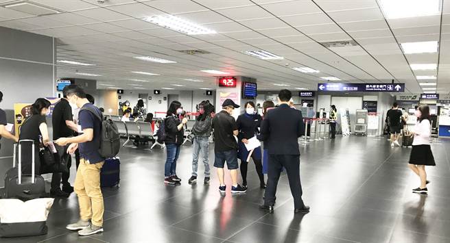 市议员陈清龙21日推荐说，中部业者结合观光局国旅团游补助推出离岛促销旅游产品，全面抢攻旅游市场、全民拚经济。(市议员陈清龙提供)