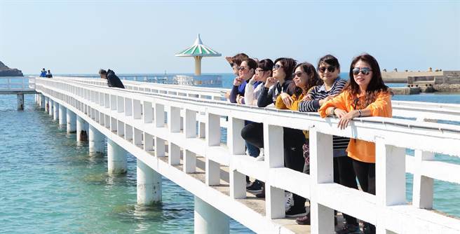 中部业者结合观光局国旅团游补助推出离岛促销旅游产品，全面抢攻旅游市场，炒热离岛观光旅游市场。(市议员陈清龙提供)