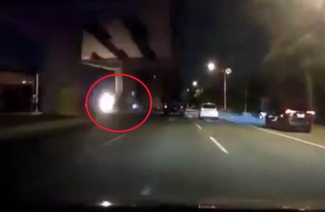 影》台中清水区西滨桥下自撞车祸，小客车高速撞上分隔岛瞬间，爆出超大火光，场面骇人。（截自记者爆料网影片）