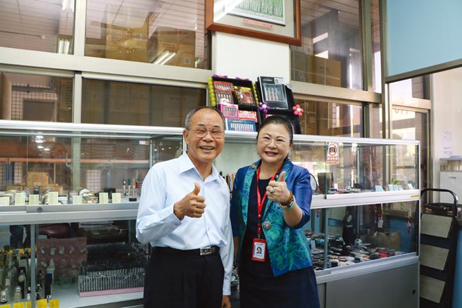 加兴董事长卢昆南（左），与女儿、加兴总经理卢玉娟，携手共创事业高峰。图／刘朱松