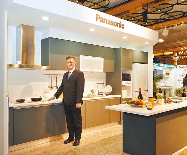 Panasonic打造无火料理的安全厨房空间，让消费者可以尽情享受自煮健康料理的乐趣；图为台湾松下销售家电营业本部总经理张天来。图／业者提供