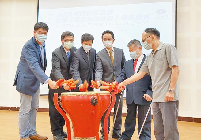 证交所总经理简立忠（右三）、市推部经理陈欣昌（左二）、金融研训院董事长吴中书（右二）、东华大学管理学院院长许芳铭（左三）、财金系主任李明龙（右一）及教授侯介泽（左一）共同敲响金融知识普及大鼓。图／证交所提供