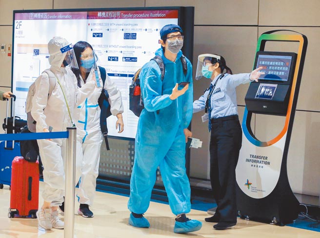 台大公卫学者陈秀熙表示，台湾要思考如何让国内疫苗施打资讯与国际流通，透过疫苗护照，让施打2剂疫苗的民眾能快速通关。图为桃园机场入境旅客。（陈麒全摄）