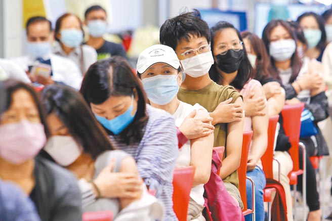 第11輪新冠肺炎公費疫苗持續施打，提供第1劑BNT疫苗和第2劑AZ疫苗給民眾接種，北市花博爭豔館大型疫苗接種站20日繼續開設，民眾完成接種後，聽從醫護人員指示按壓手臂注射處。                                                （黃世麒攝）