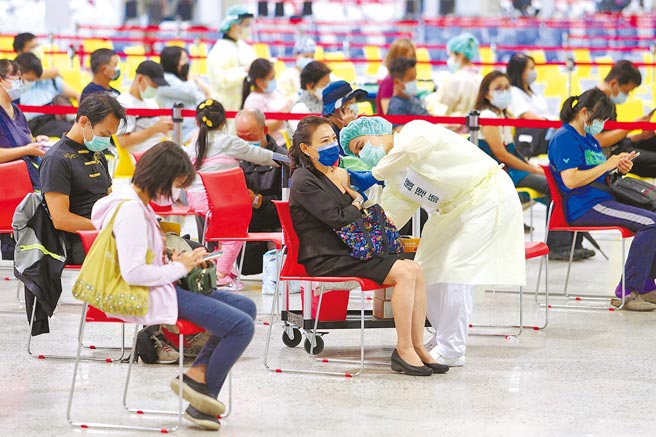 第12轮公费新冠疫苗接种将于22日登场，因同时要打3种疫苗，复杂的施打政策，令双北医护人员大喊「吃不消」。（黄世麒摄）