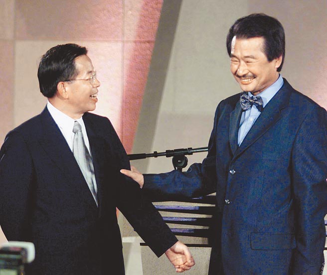 謝長廷（左）和施明德是民進黨前後任主席，近日為了創黨主席江鵬堅是否為調查局臥底有不同說法。圖為2人在2002年參選高雄市長時辯論會場景。（本報資料照片）