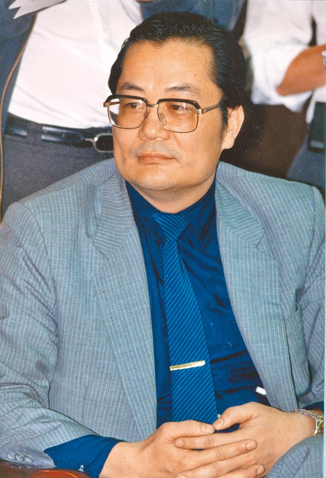 曾參與野百合學運的前新北市經發局長施威全說，有很多人其實是非自願的「被線民」。圖為民進黨創黨主席江鵬堅，他是否為調查局臥底，近日引發討論。（本報資料照片）