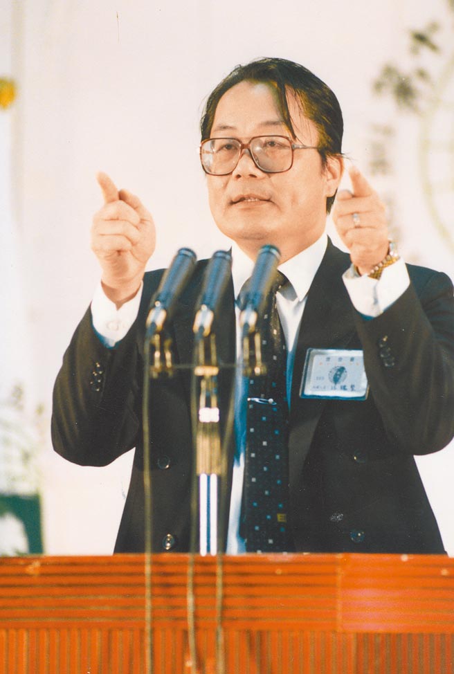 民进党推动转型正义，却陆续发现党员曾是情治单位线民、卧底，引发一连串起底风暴。台北市长柯文哲感嘆这是「时代悲哀」。图为民进党创党主席江鹏坚，他是否为调查局卧底，近日引发讨论。（本报资料照片）