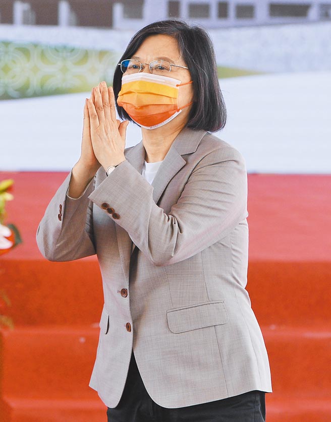 民进党主席蔡英文昨在中常会指出，许多同志都到台中，为友党的陈柏惟加油打气。并要大家用更成熟的姿态来面对，冷静地做出选择。（本报资料照片）