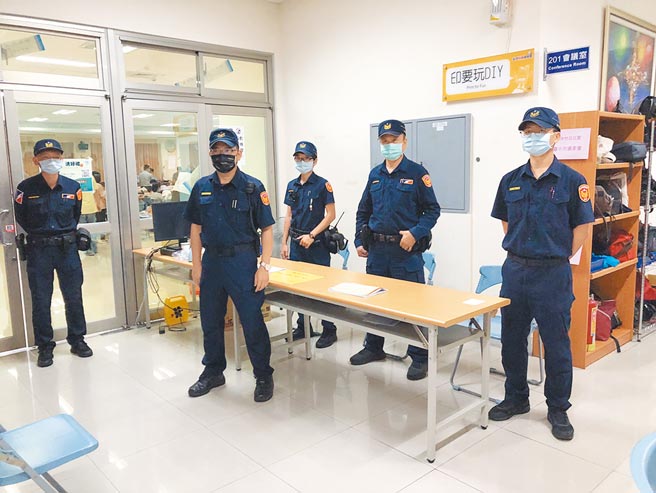 台中市第二选区立委陈柏惟罢免案选票在大里区的财政部印刷厂印制，辖区雾峰警分局派出警力维护管制区出入处安全，俾使选务顺利进行。（雾峰警分局提供／冯惠宜台中传真）