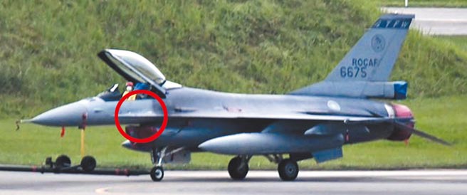 花莲空军基地编号6675的F16战机左侧蒙皮，被发现疑似擦伤痕迹。（民眾提供／王志伟花莲传真）